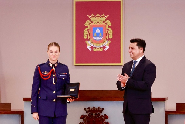 Su Alteza Real portando la Medalla de Oro de la Villa de San Javier que le acaba de entregar su alcalde