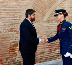 Su Alteza Real la Princesa de Asturias recibe el saludo del presidente de la REgión de Murcia, Fernando López Miras a su llegada al Palacio de San Est