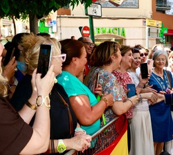 Doña Leonor recibe el saludo de los vecinos que se han congregado en los alrededores del Palacio de San Esteban