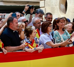 Doña Leonor recibe el cariño del público presente a su llegada al Palacio de San Esteban