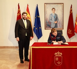 Su Alteza Real la Princesa de Asturias firma en el Libro de Oro de la Región de Murcia
