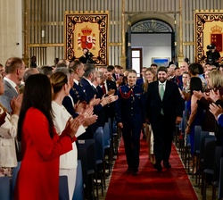 Doña Leonor a su entrada al Palacio de San Esteban
