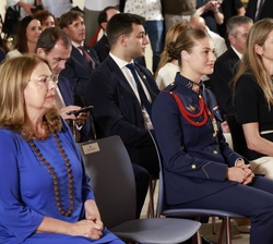 Doña Leonor  la lectura del acuerdo del Consejo de Gobierno de concesión de la Medalla de Oro de la Región de Murcia