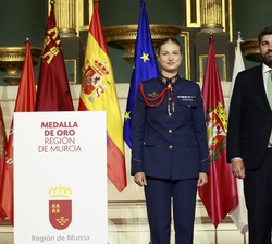 Doña Leonor junto al presidente de la Región de Murcia momentos antes de recibir la Medalla de Oro de dicha región