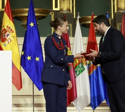 Su Alteza Real la Princesa de Asturias recibe de mano del presidente de la Región de Murcia su Medalla de Oro