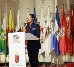 Doña Leonor dirige unas palabras de agradecimiento por la concesion de la Medalla de Oro de la Región de Murcia