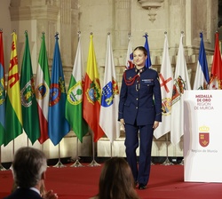 Tras su intervención, Doña Leonor recibe el aplauso del público presente en el Palacio de San Esteban