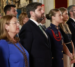 Su Alteza Real la Princesa de Asturias junto a las autoridades durante la interpretación del Himno Nacional