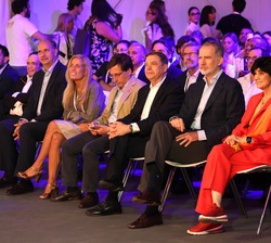 Don Felipe en primera fila de asientos al inicio del acto