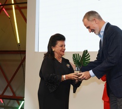 Don Felipe entrega el premio “South Summit Leadership Award 2026” a Luiza Helena Trajano, presidenta del Consejo de Administración de Maga