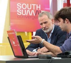 Su Majestad el Rey recibe explicaciones durante su recorrido por el IA Forum de South Summit