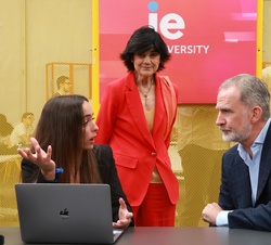 El Rey atiende a las explicaciones de una estudiante durante su recorrido por el IA Forum de South Summit