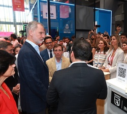 Don Felipe a su paso por el stand del Ayuntamiento de Madrid