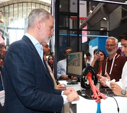 Su Majestad el Rey recibe explicaciones durante su recorrido por los stands situados en el MarketPlace