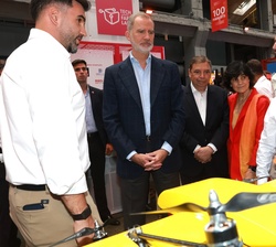 El Rey atiende a las explicaciones en un momento de su recorrido por los stands