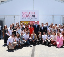 Fotografía de grupo con algunos de los asistentes al South Summit 2025