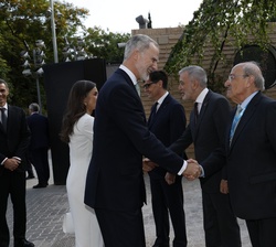 Sus Majestades los Reyes reciben el saludo de las autoridades a su llegada a la Puerta de la Pasión de la Basílica de la Sagrada Familia