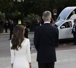 Sus Majestades los Reyes a la llegada de Su Santidad el Papa Leon XIV