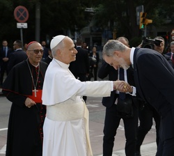 Su Majestad el Rey saluda a Su Santidad el Papa León XIV a su llegada