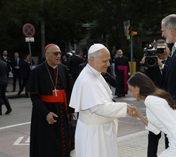 Su Majestad la Reina saluda a Su Santidad el Papa León XIV a su llegada