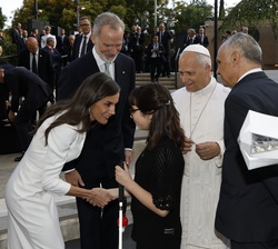 Sus Majestades los Reyes saluda a Valentina antes de su explicación