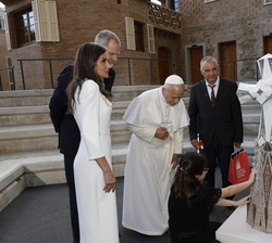 Valentina realiza una breve explicación al tacto de la maqueda a Su Santidad el Papa y a Sus Majestades los Reyes