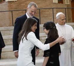 Sus Majestades los Reyes felicitan a Valentina por su exposición