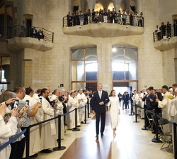 Sus Majestades los Reyes acceden a la Basílica de la Sagrada Familia