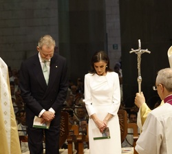 Sus Majestades los Reyes al paso de Su Santidad el Papa León XIV en procesión liturgica