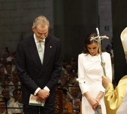 Don Felipe y Doña Letizia durante la procesión litúrgica de Su Santidad el Papa León XIV