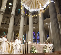 Sus Majestades los Reyes durante la lectura de la misa por Su Santidad el Papa León XIV