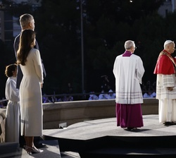 Sus Majestades los Reyes durante la bendición de Su Santidad el Papa a la Torre de Jesucristo