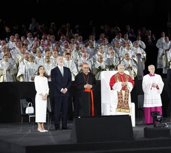 Sus Majestades los Reyes junto a Su Santidad el Papa León XIV y autoridades durante el espectáculo de luces
