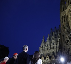 Don Felipe y Doña Letizia junto a Su Santidad el Papa y demás autoridades contemplan el espectáculo de luces tras la bendición de la Torre de Jesucris