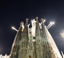 Vista general de la Basílica de la Sagrada Familia durante el espectáculo de luces