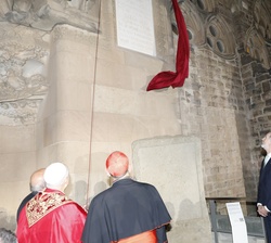 Sus Majestades los Reyes ante la placa conmemorativa que ha descubierto Su Santidad el Papa León