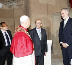 Sus Majestades los Reyes conversan con Su Santidad el Papa León XIV antes de despedirse