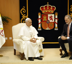 Su Majestad el Rey durante el breve encuentro mantenido con Su Santidad el Papa León XIV