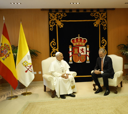 Su Majestad el Rey durante el breve encuentro mantenido con Su Santidad el Papa León XIV