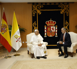 Su Majestad el Rey durante el breve encuentro mantenido con Su Santidad el Papa León XIV