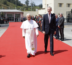 Su Majestad el Rey junto a Su Santidad el Papa León XIV en el cordón de Honor