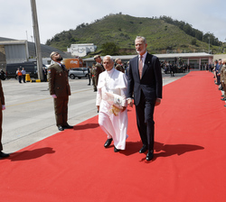 Su Majestad el Rey junto a Su Santidad el Papa León XIV en el cordón de Honor
