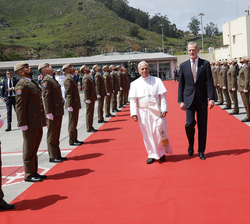 Su Majestad el Rey junto a Su Santidad el Papa León XIV en el cordón de Honor