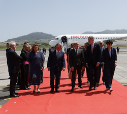 Su Majestad el Rey junto a las autoridades asistentes a la ceremonia de despedida
