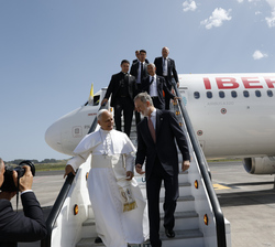 Su Majestad el Rey acompaña a Su Santidad el Papa León XIV tras la incidencia técnica del avión