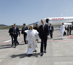 Su Majestad el Rey acompaña a Su Santidad el Papa León XIV tras la incidencia técnica del avión