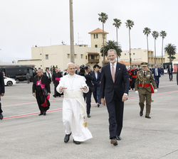 Su Majestad el Rey acompaña a Su Santidad el Papa León XIV tras la incidencia técnica del avión