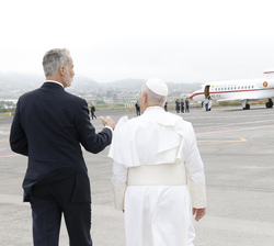 Su Majestad el Rey acompaña a Su Santidad el Papa León XIV al Falcon del Ejército del Aire y del Espacio que le trasladará a Roma