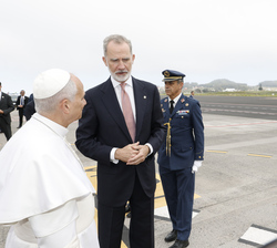 Su Majestad el Rey acompaña a Su Santidad el Papa León XIV al Falcon del Ejército del Aire y del Espacio que le trasladará a Roma