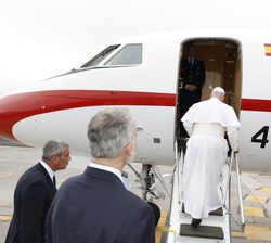 Su Majestad el Rey se despide de Su Santidad el Papa León XIV junto al Falcon del Ejército de Aire y del Espacio